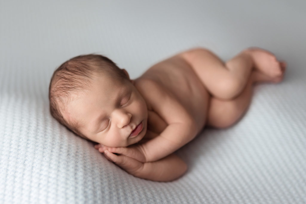 sleepy newborn baby side lying
pittsburgh newborn photographer newborn photography session